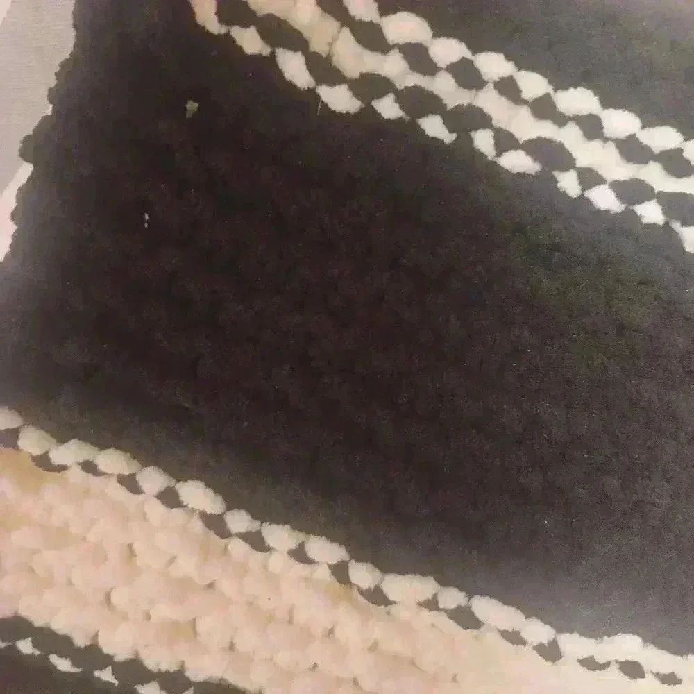 Handmade Chunky Yarn Knit Scarf Oversize Womens BLK/WHT Warm Cozy Fall Winter.